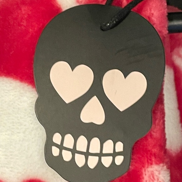 BETSEY JOHNSON NWT Pink Skulls Crossbones Ultra Soft Plush Throw Blanket 💖💀🖤 - Picture 4 of 11